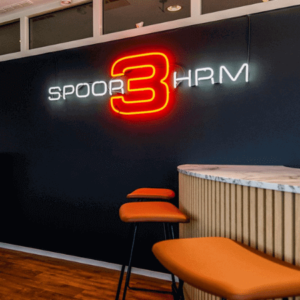 Neon lichtreclame voor Spoor3HRM